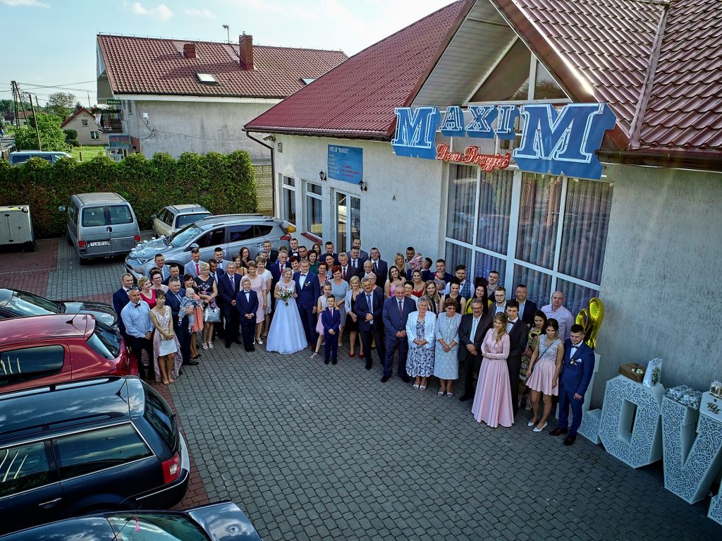 najpiękniejsza zdjęcia grupowe z drona ze ślubu wesela