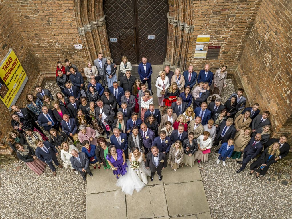 2023-10-07 - lot dronem na slubie Agnieszki i Sebastiana w Chelmnie_860-topaz-denoise-faceai-sharpen ślub w kościele rzymskokatolickim pw. Wniebowzięcia NMP w Chełmnie