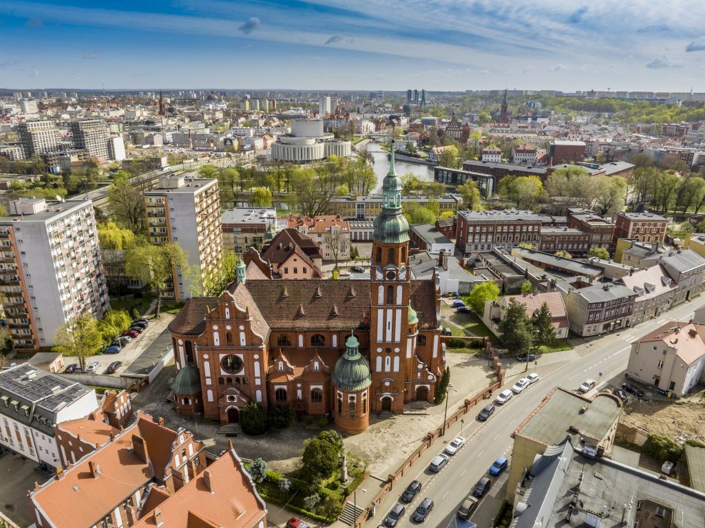 2024-04-06 - lot dronem nad kosciolem Sw Trojcy w Bydgoszczy_451-topaz-sharpen ślub w Kościele pw. Świętej Trójcy w Bydgoszczy