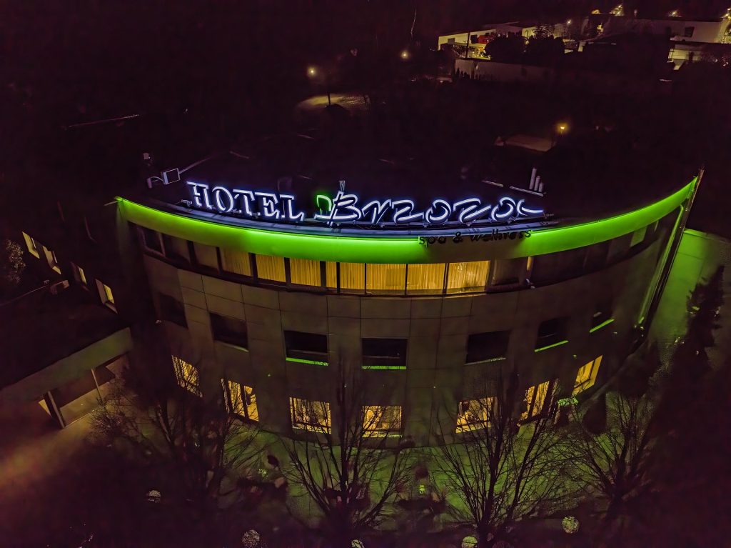 2024-04-06 - lot dronem nad kosciolem Sw Trojcy w Bydgoszczy_644-topaz-denoise-sharpen Hotel Brzoza w Brzozie z drona