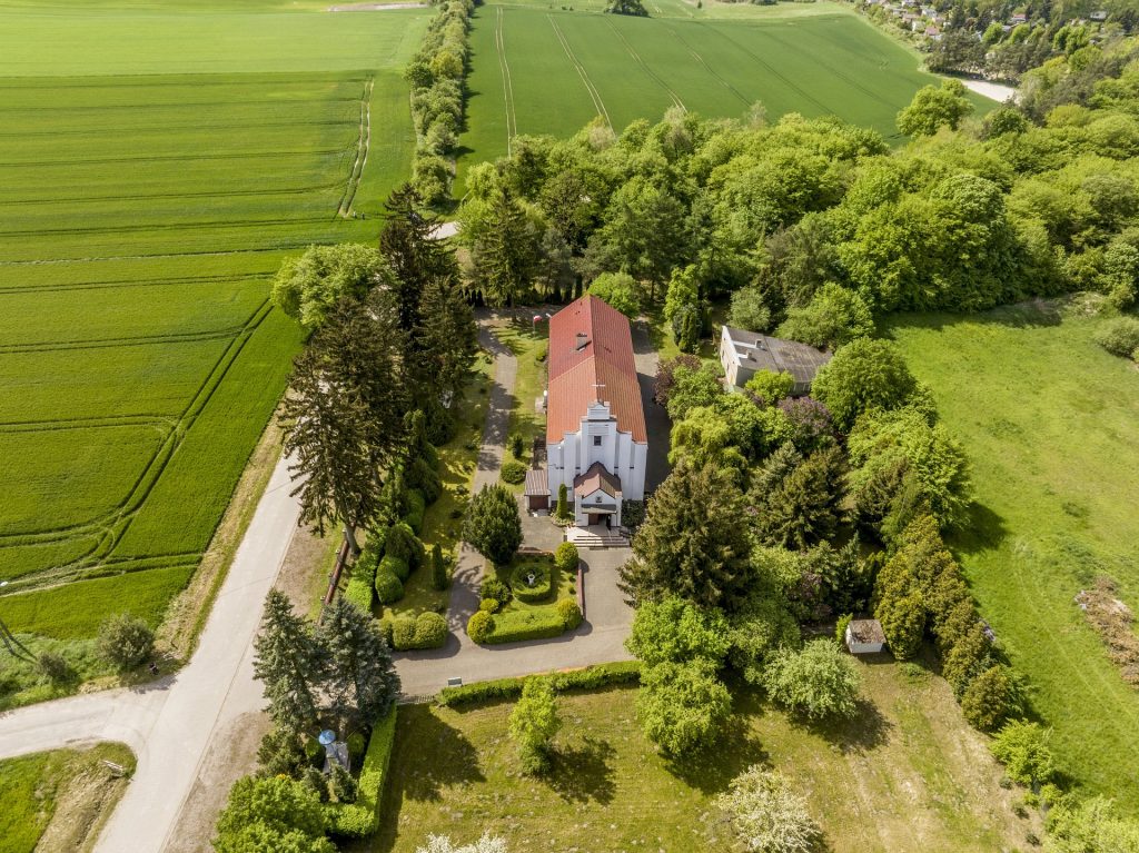 2024-05-02 - lot dronem w Wierzchucicach na slubie Stefanii i Lukasza_013-topaz-sharpen ślub w Kościele Rzymskokatolickim pw. Matki Boskiej Szkaplerznej w Sicienku