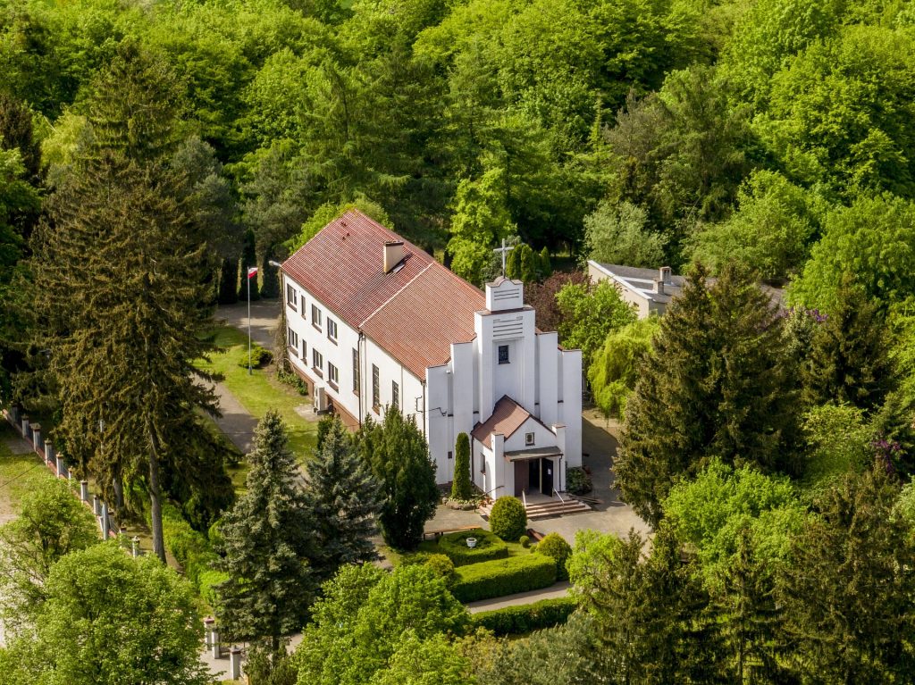 2024-05-02 - lot dronem w Wierzchucicach na slubie Stefanii i Lukasza_072-topaz-sharpen ślub w Kościele Rzymskokatolickim pw. Matki Boskiej Szkaplerznej w Sicienku