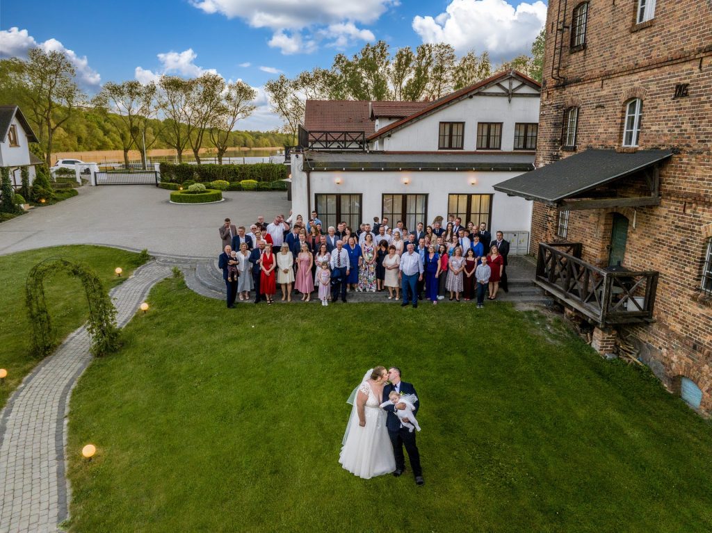 2024-05-02 - lot dronem w Wierzchucicach na slubie Stefanii i Lukasza_205-topaz-sharpen wesele w Starym Młynie w Wierzchuciach - fotograf i kamerzysta z dronem