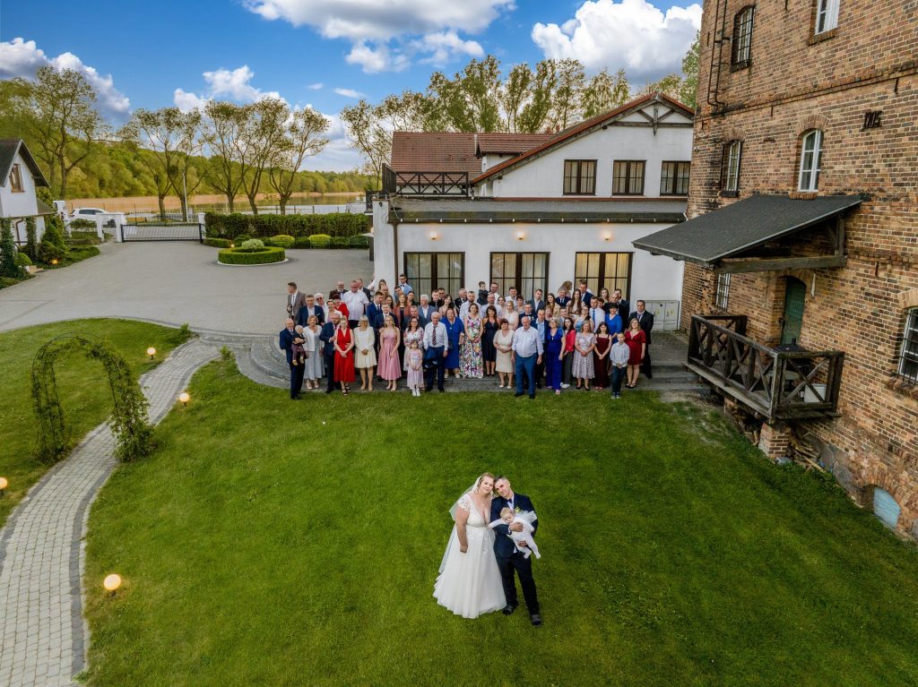 2024-05-02 - lot dronem w Wierzchucicach na slubie Stefanii i Lukasza_210-topaz-sharpen Stary Młyn w Wierzchucicach z drona