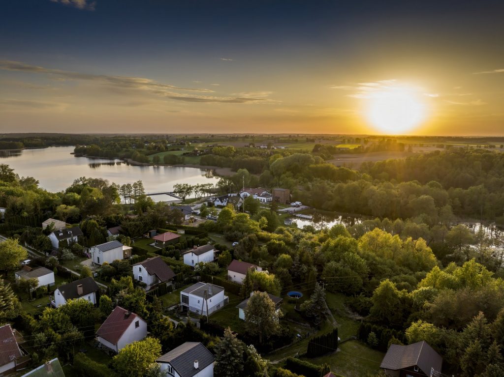 2024-05-02 - lot dronem w Wierzchucicach na slubie Stefanii i Lukasza_270-topaz-denoise-sharpen wesele w Starym Młynie w Wierzchuciach - fotograf i kamerzysta z dronem