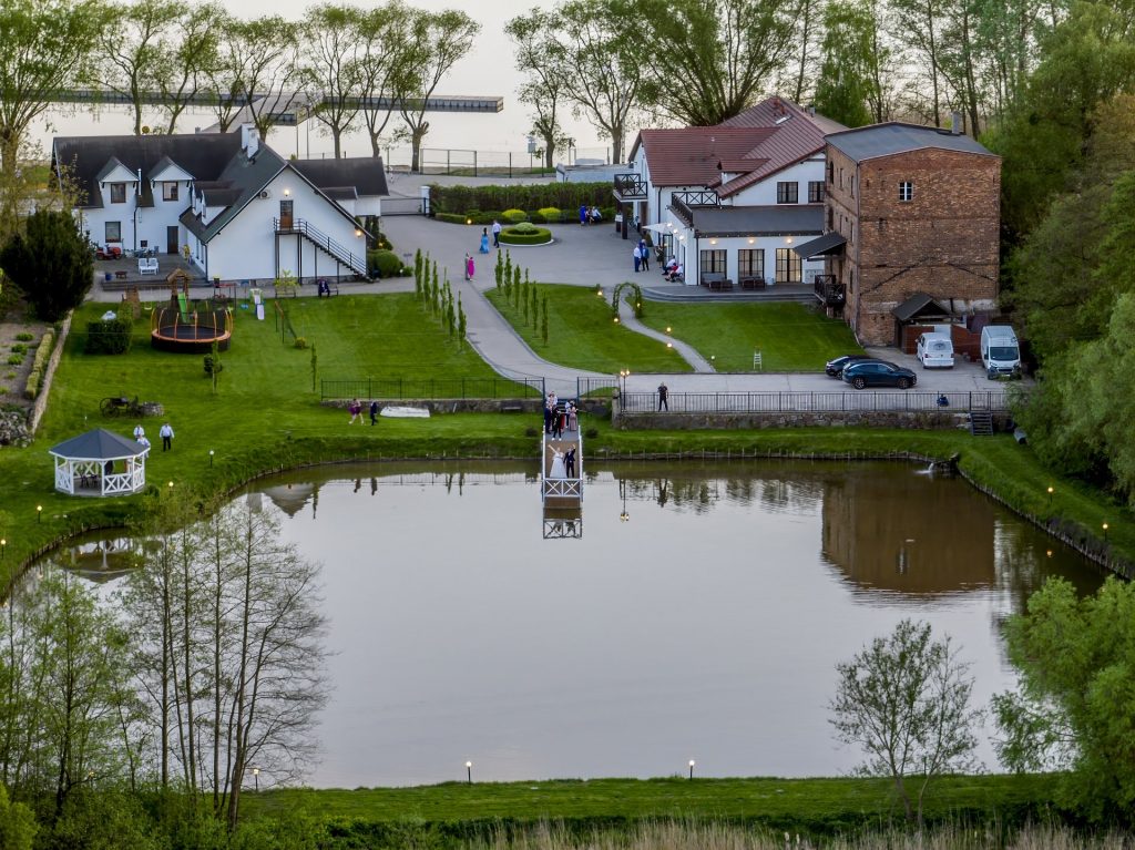 2024-05-02 - lot dronem w Wierzchucicach na slubie Stefanii i Lukasza_302-topaz-denoise-sharpen wesele w Starym Młynie w Wierzchuciach - fotograf i kamerzysta z dronem