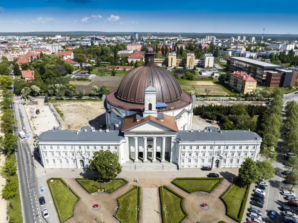 2024-05-04 - lot dronem nad Bazylika w Bydgoszczy na slubie Nataszy i Tomasza_404-topaz-sharpen ślub w Bazylice Św. Wincentego A Paulo w Bydgoszczy