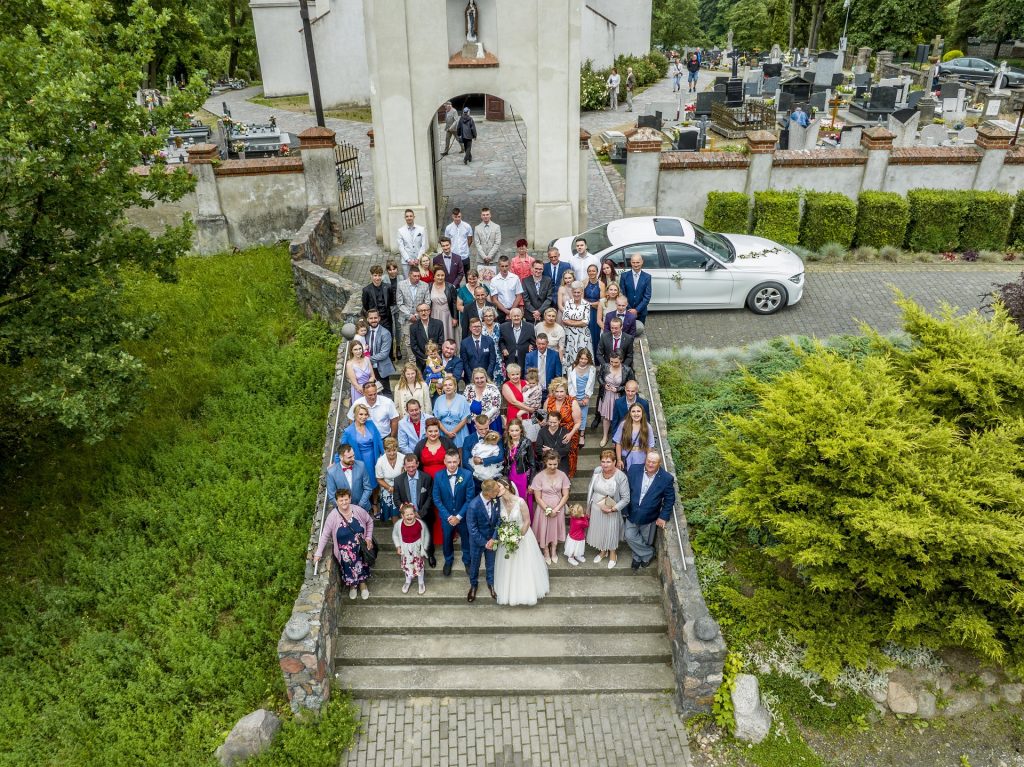 2024-06-22 - lot dronem na slubie Oliwii i Bartosza w Wierzchucinie Krolewskim i Koronowie_480-topaz-sharpen kamerzysta z dronem na ślub w Wierzchucinie Królewskim