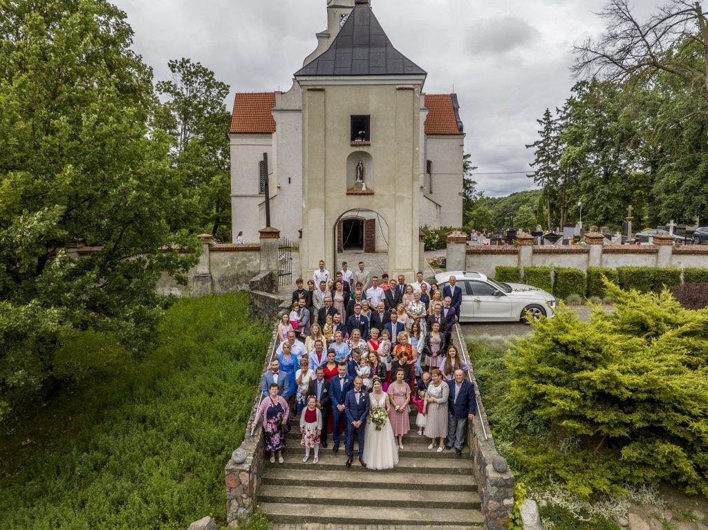 2024-06-22 - lot dronem na slubie Oliwii i Bartosza w Wierzchucinie Krolewskim i Koronowie_489-topaz-sharpen ślub w Kościele Świętej Trójcy w Byszewie Wierzchucin Królewski