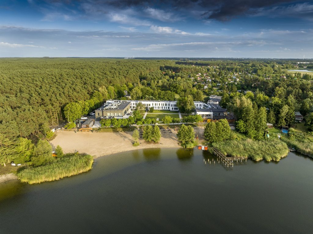 2025-06-27 - lot dronem na slubie Oliwii i Arkadiusza w Labiszynie i Pieckach_330-topaz-sharpen wesele w Przystani Prądocin w Pieckach z drona