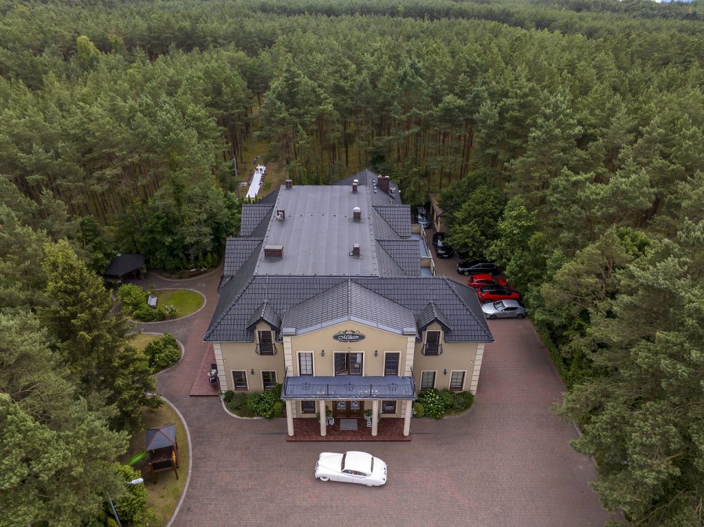 2025-06-28 - lot dronem na slubie nad Dworkiem Milusin w Zielonce_553-topaz-denoise-sharpen wesele w Dworku Milusin w Zielonce z drona