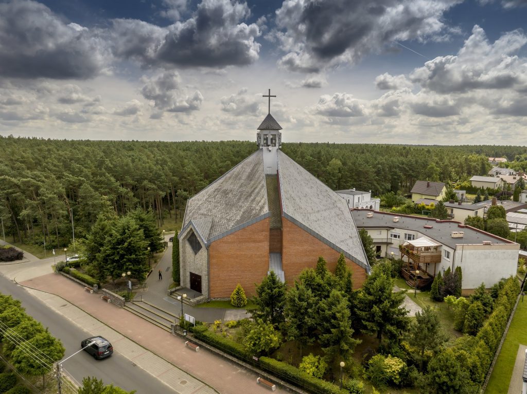 2025-07-18 - lot dronem na w Bialych Blotach i Zielonce_736-topaz-denoise-sharpen Kościół pw. Chrystusa Dobrego Pasterza w Białych Błotach z drona
