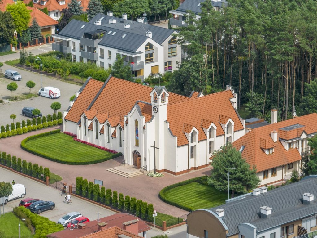 2025-08-08 - lot dronem na slubie Aleksandry i Piotra w Bydgoszczy_809-topaz-sharpen Parafia Najświętszej Maryi Panny Wspomożycielki Wiernych w Niemczu z drona