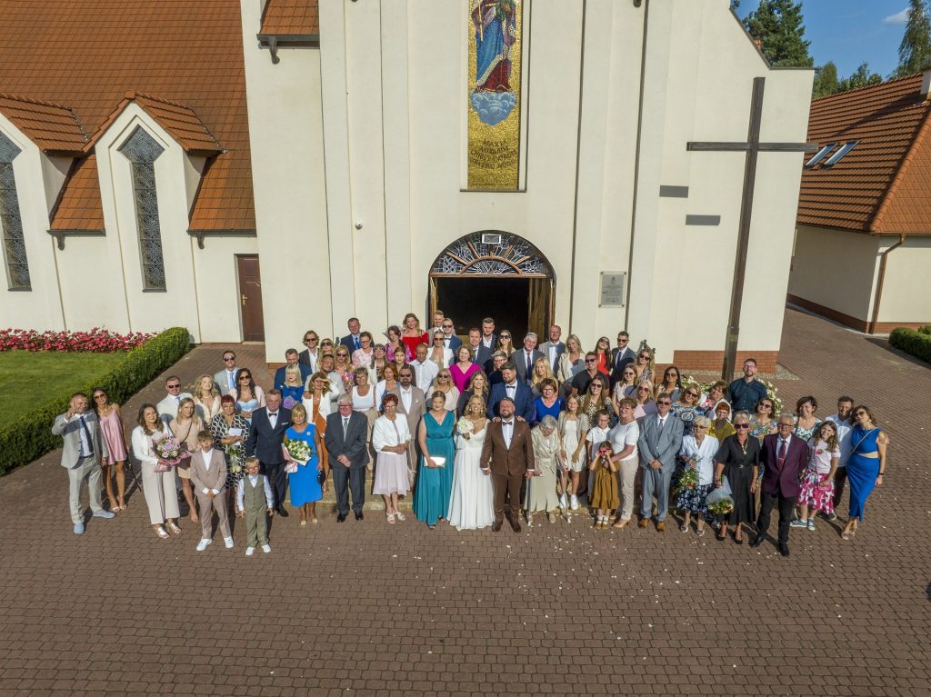 2025-08-08 - lot dronem na slubie Aleksandry i Piotra w Bydgoszczy_892-topaz-sharpen-face fotograf i kamerzysta z Niemcza na ślub