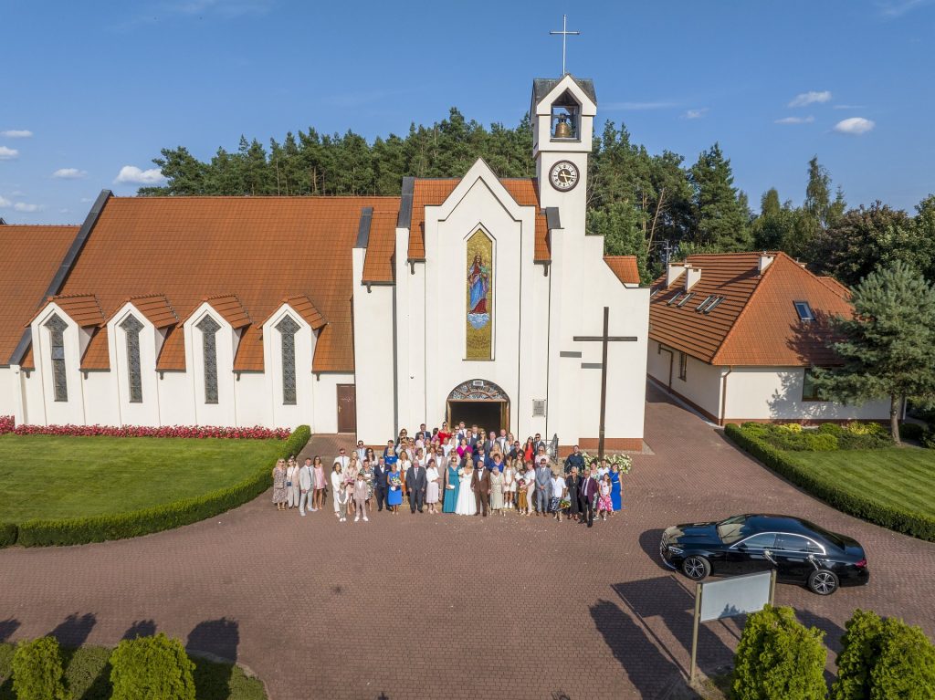2025-08-08 - lot dronem na slubie Aleksandry i Piotra w Bydgoszczy_909-topaz-sharpen Parafia Najświętszej Maryi Panny Wspomożycielki Wiernych w Niemczu z drona