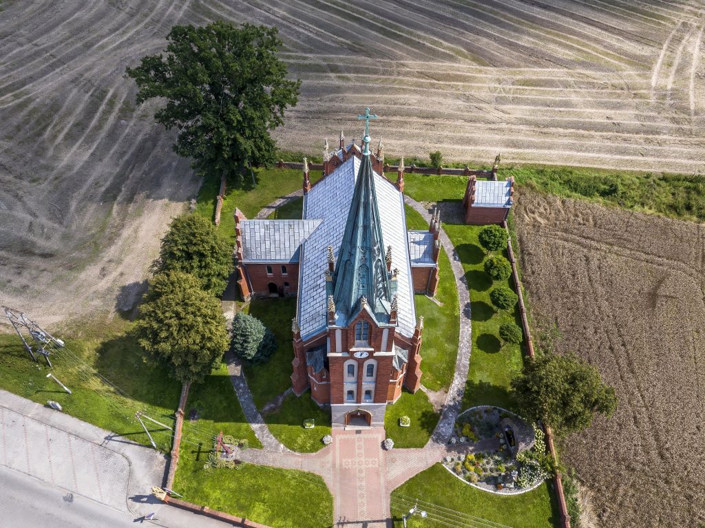 2025-08-09 - lot dronem na slubie Natalii i Lukasza w Kowalewie Pomorskim i Chelmzy_957-topaz-denoise-sharpen Parafia św. Katarzyny i św. Małgorzaty w Wielkiej Łące Kowalewo Pomorskie z drona