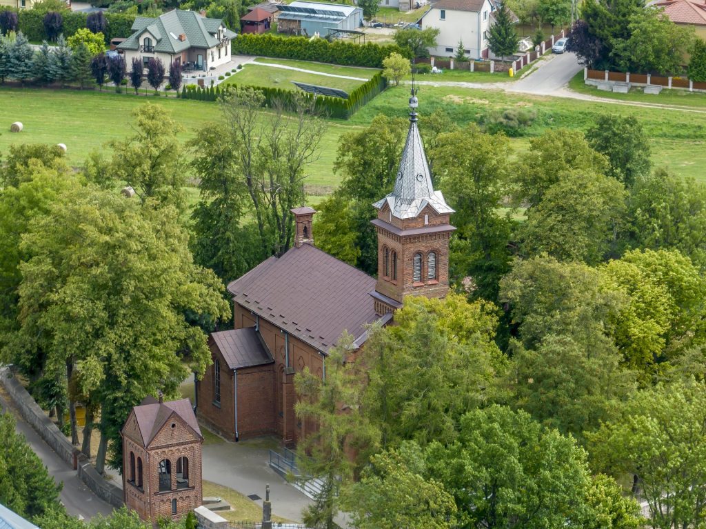 2025-08-23 - lot dronem na slubie Anny i Piotra w Tluchowie i Rumunkach Skepskich_650-topaz-denoise-sharpen kamerzysta z dronem z Tłuchowa na ślub
