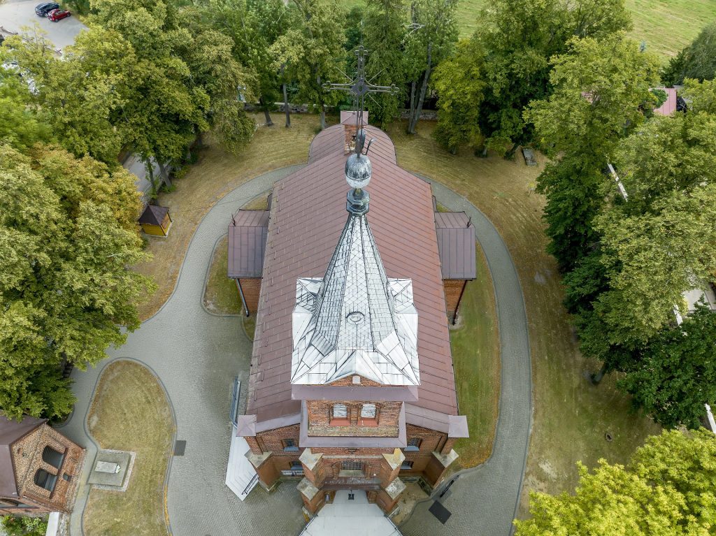 2025-08-23 - lot dronem na slubie Anny i Piotra w Tluchowie i Rumunkach Skepskich_705-topaz-denoise-sharpen fotograf i kamerzysta z Tłuchowa na ślub