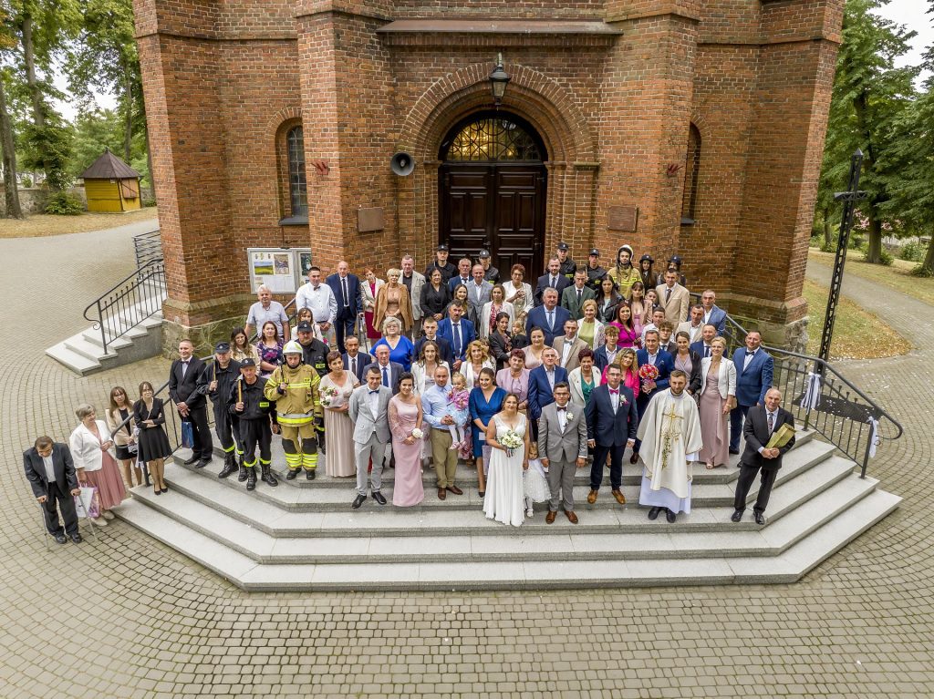 2025-08-23 - lot dronem na slubie Anny i Piotra w Tluchowie i Rumunkach Skepskich_764-topaz-denoise-face-sharpen Parafia Rzymskokatolicka Wniebowzięcia NMP w Tłuchowie z drona - fotograf i kamerzysta